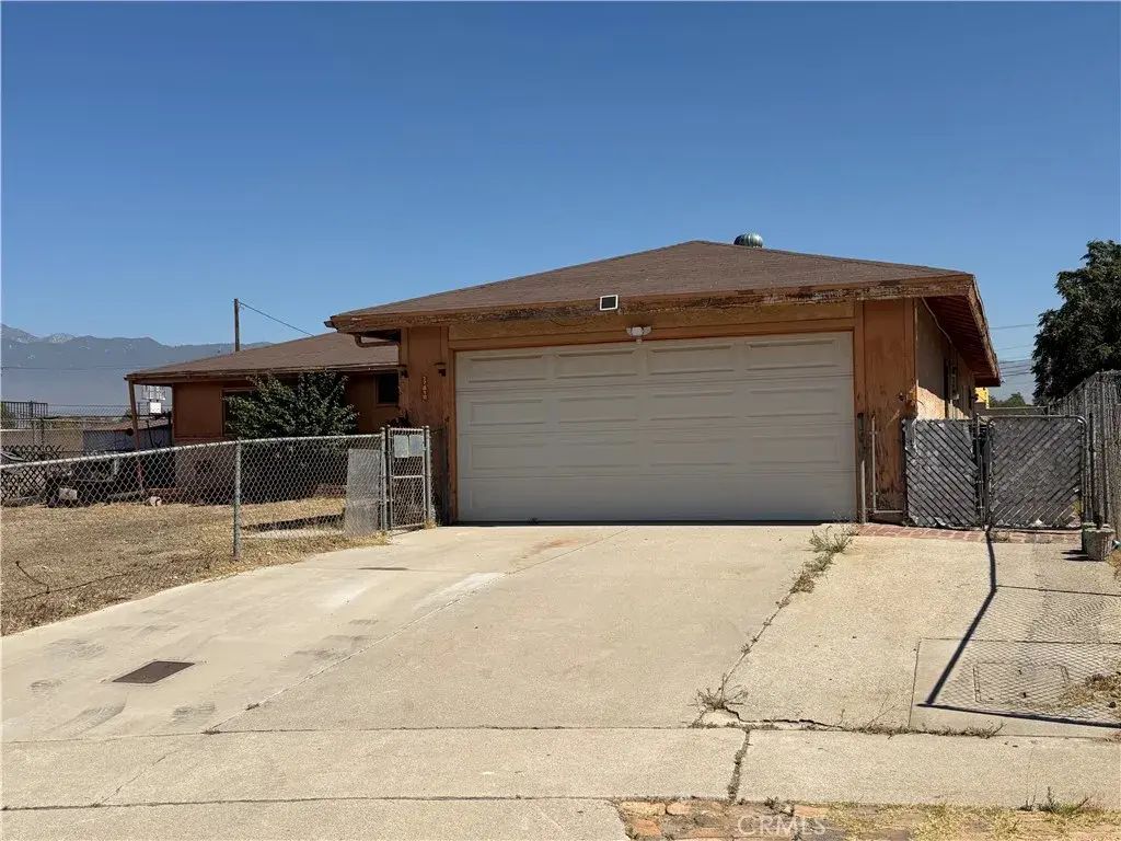17810 Vine, Fontana