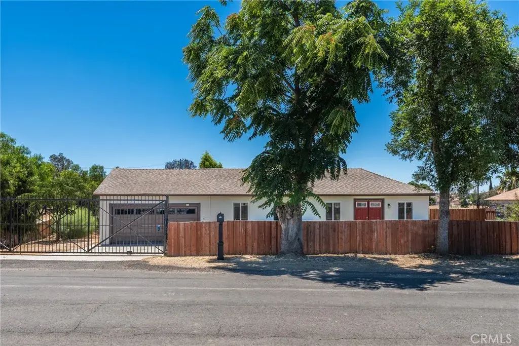 765 W County Line, Calimesa