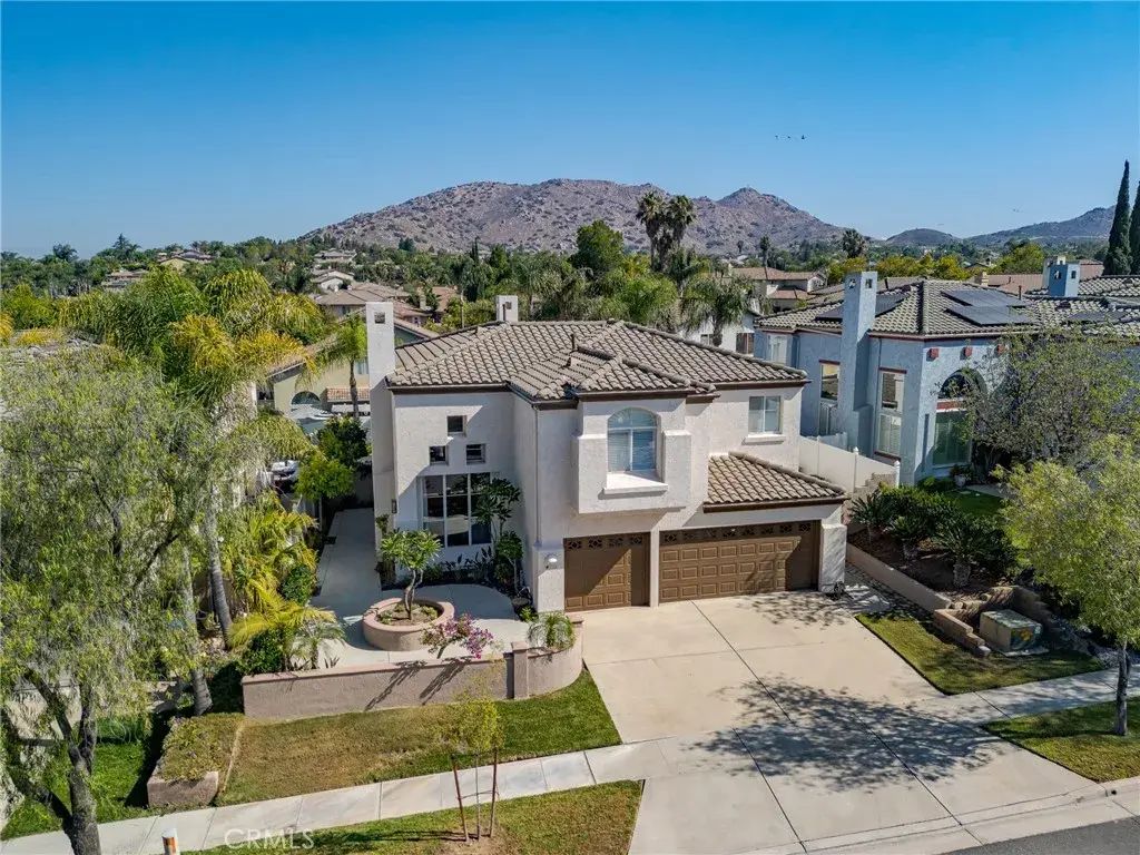 2163 Thyme, Corona