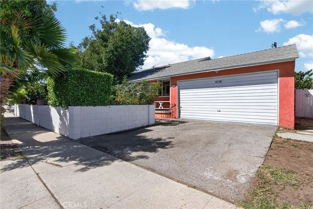 8719 Sylmar, Panorama City