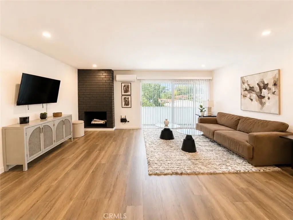2449 N Beachwood Drive 10, Hollywood Hills
