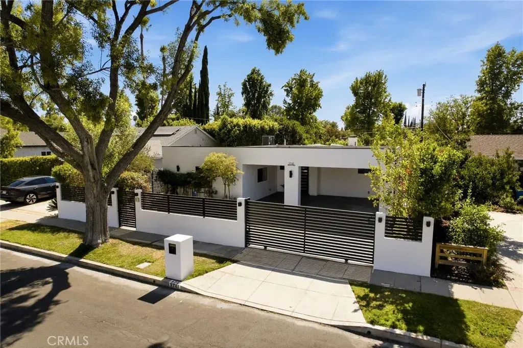 5741 Ostrom, Encino