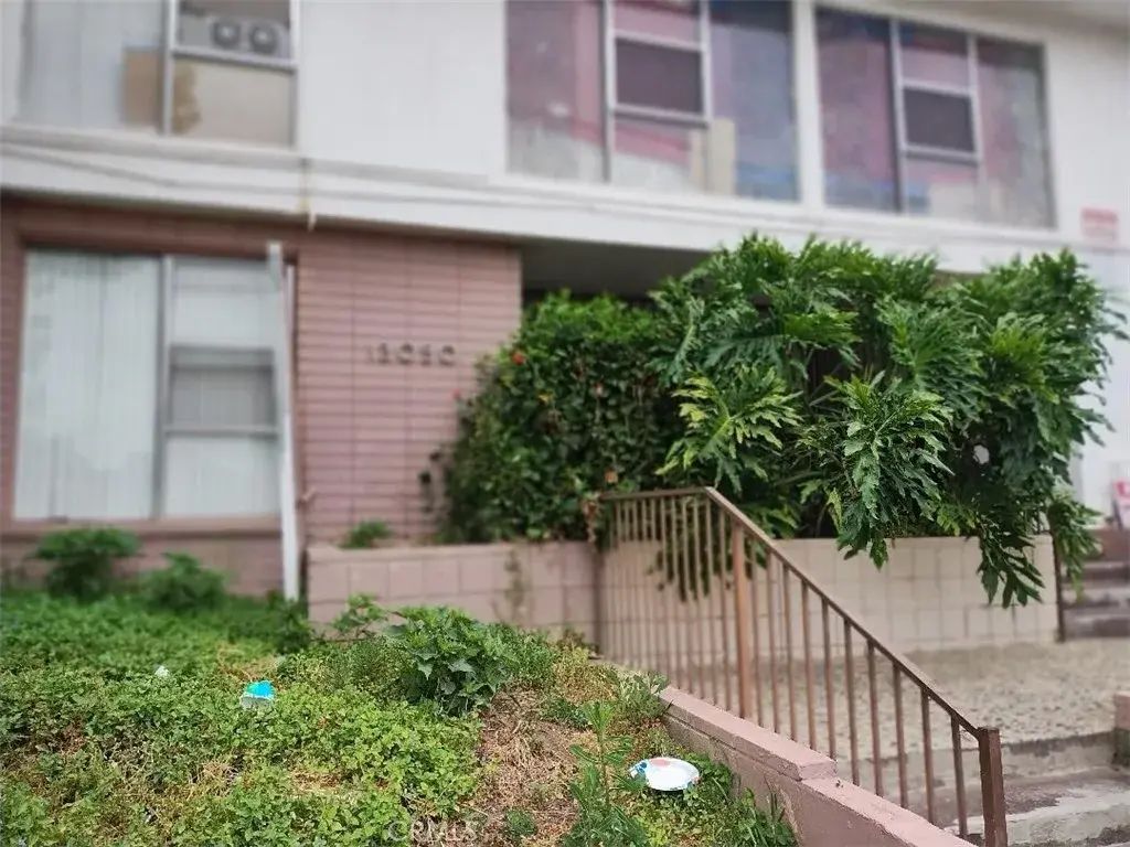 13050 Dronfield 16, Sylmar