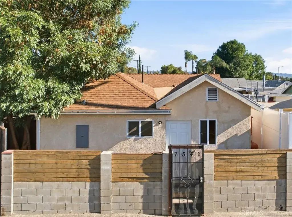 7542 White Oak Ave, Van Nuys