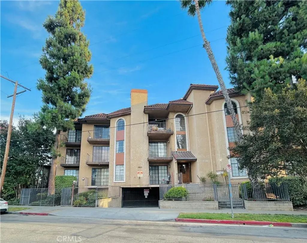 18600 Clark Street 306, Tarzana