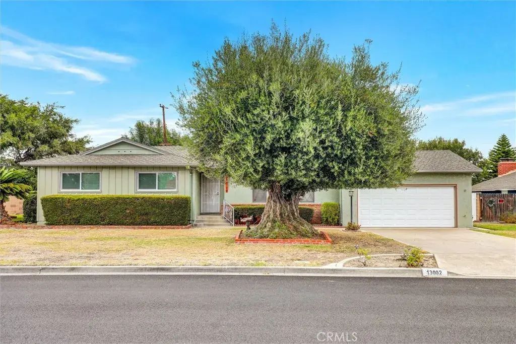 13002 Olympia, North Tustin