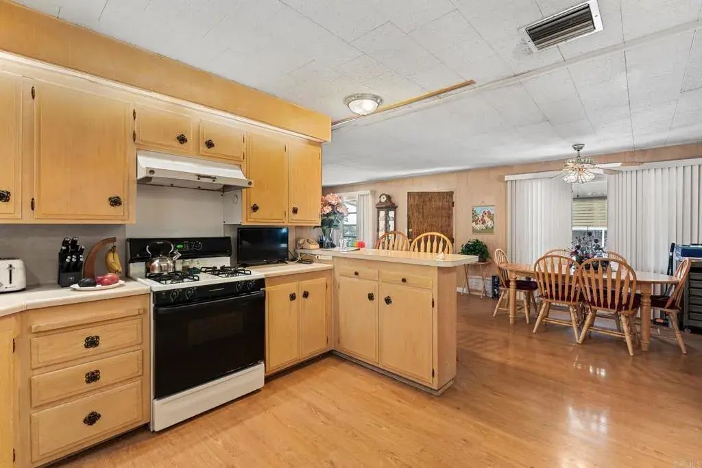 8901 Eton 87, Canoga Park