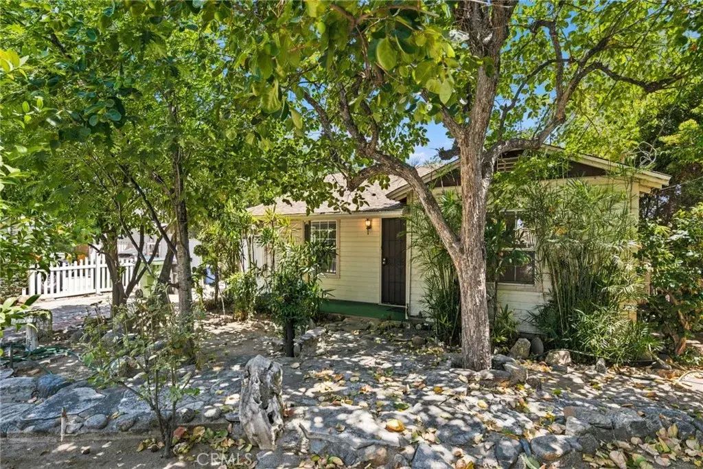 15752 Mayall, North Hills