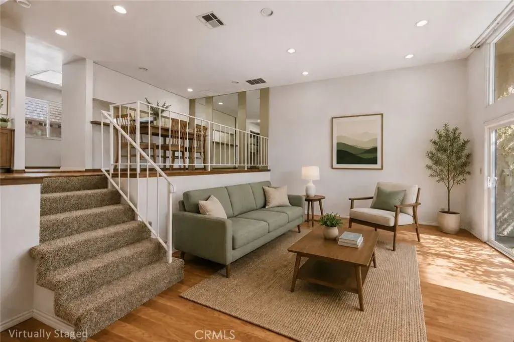 17943 Magnolia Boulevard 16, Encino