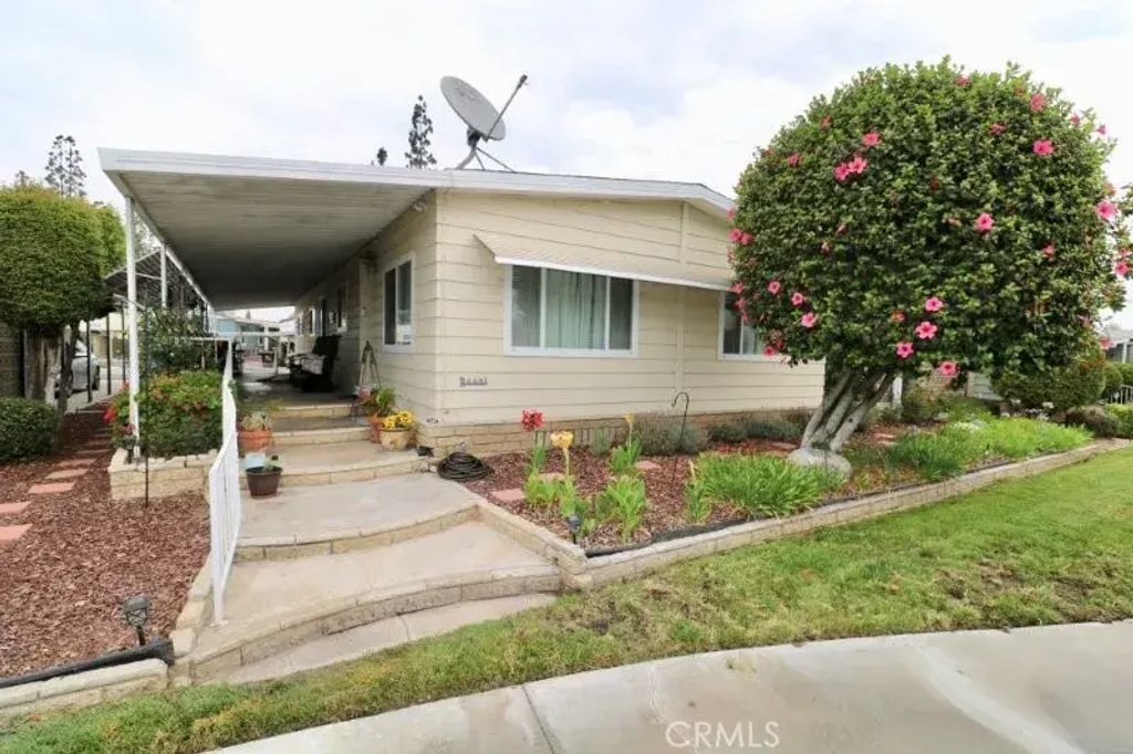 14046 Lake Side 108, La Mirada