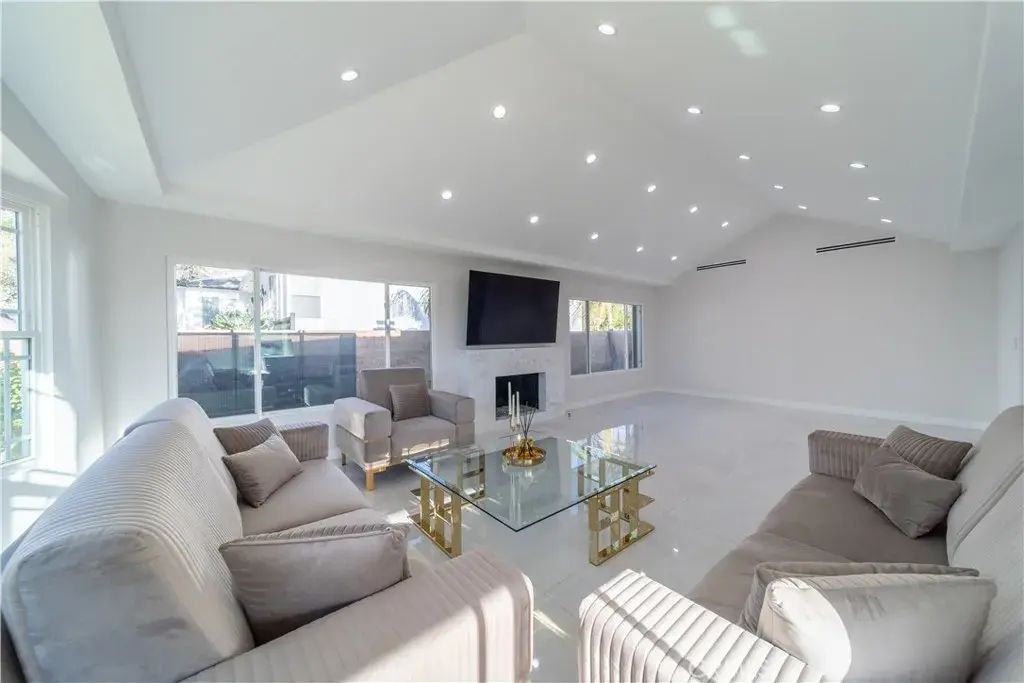 902 E Walnut Avenue, Burbank