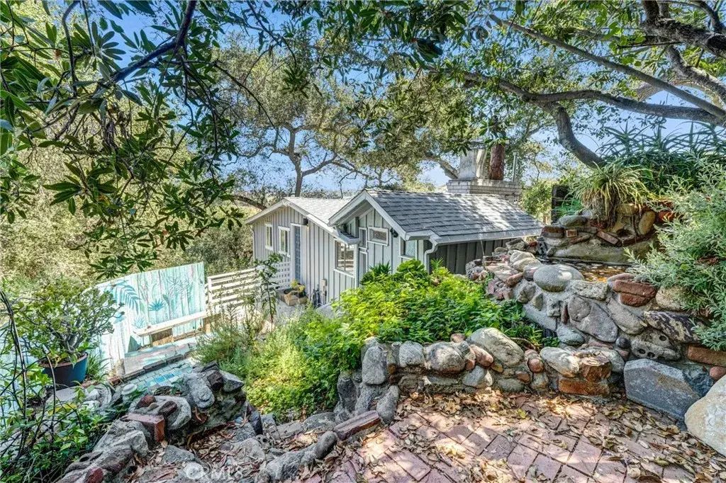 21936 Canon Drive, Topanga