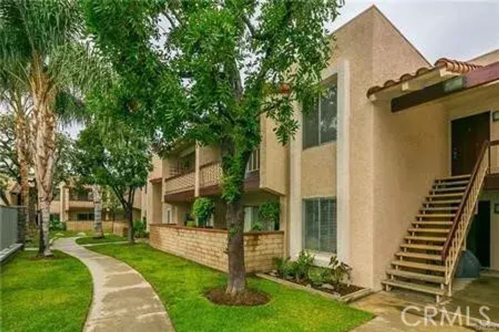 700 W La Veta Avenue R6, Orange