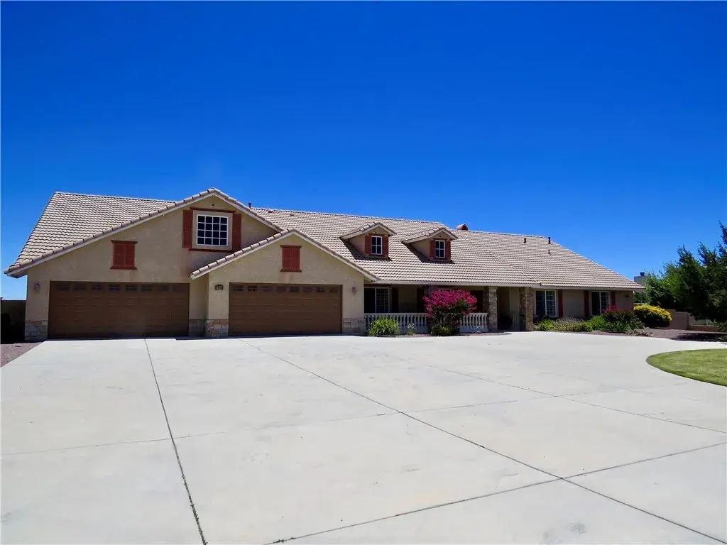 7445 El Manor, Hesperia