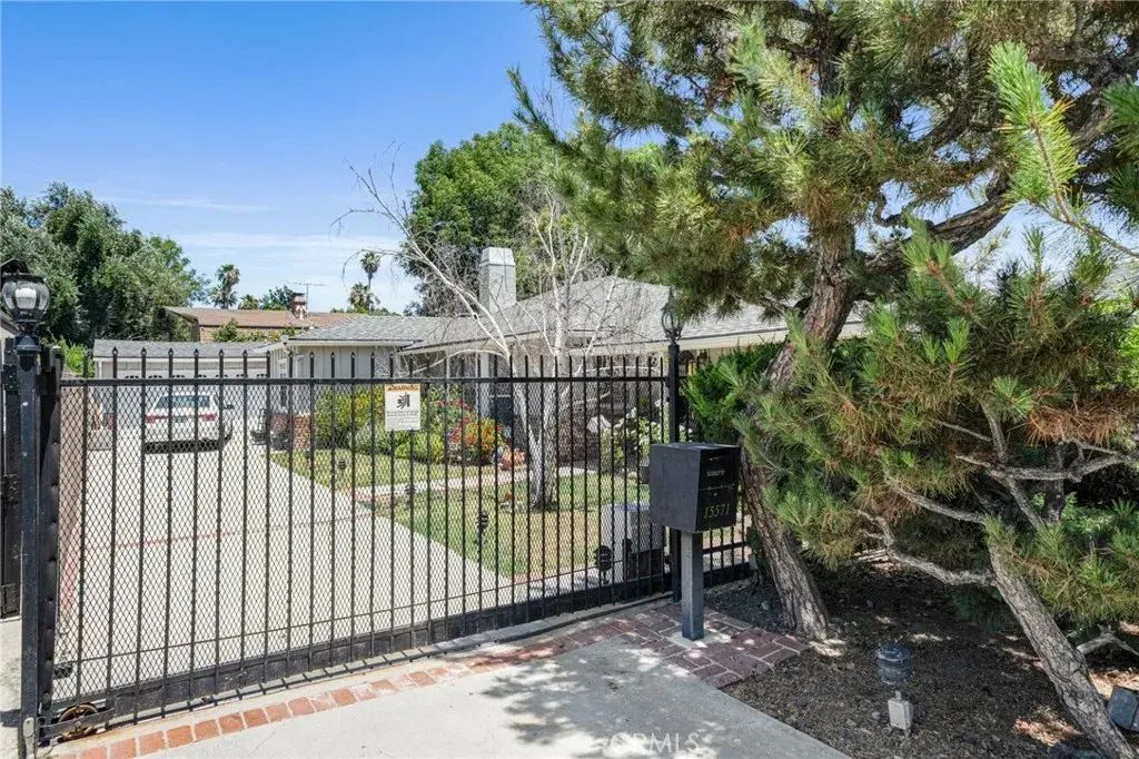 15571 Otsego, Los Angeles