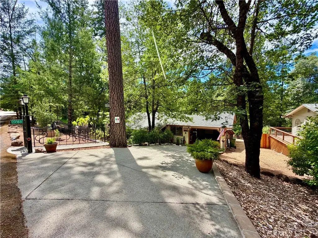 11783 Western Pine Road, Loch Lomond