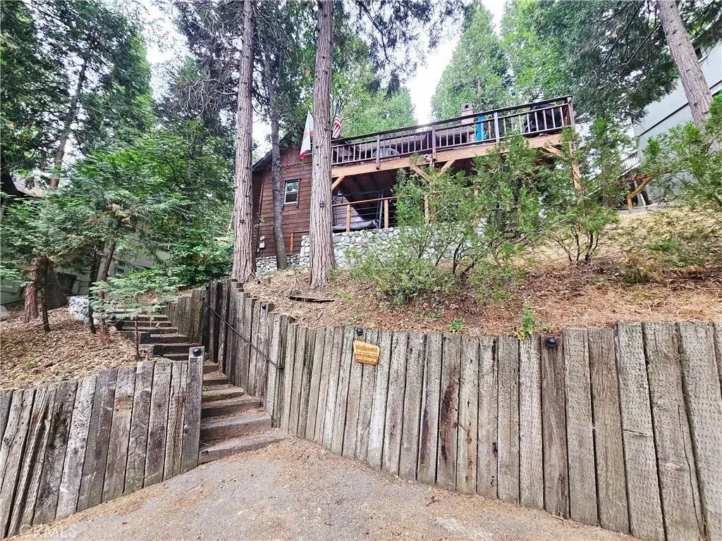 759 Bergschrund, Crestline