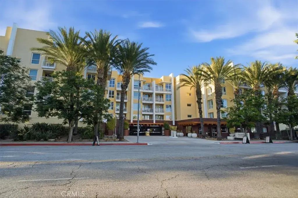 21301 Erwin 443, Woodland Hills