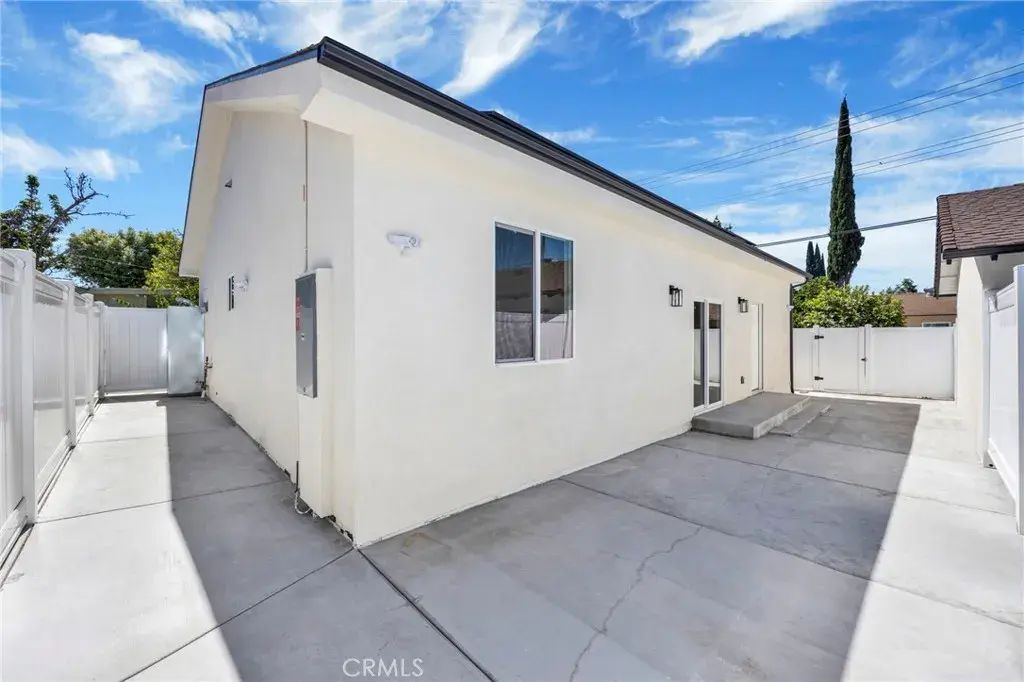 22538 Roscoe Boulevard, West Hills