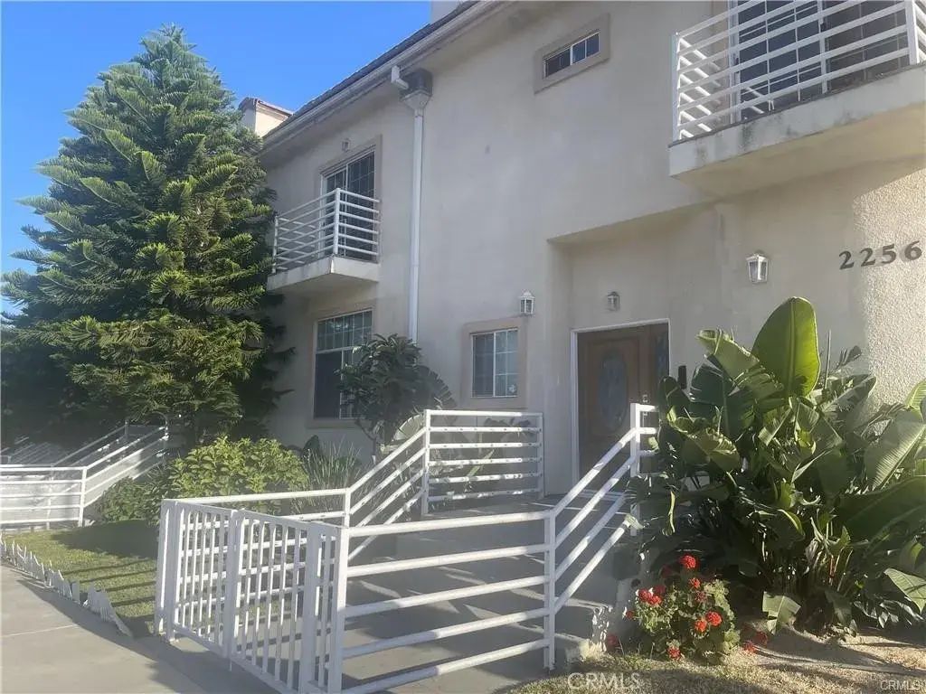 2256 Montrose Ave 1, Montrose