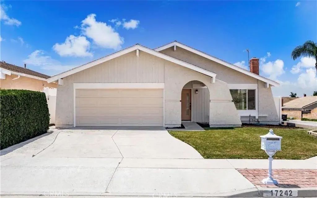 17242 Chicago, Yorba Linda