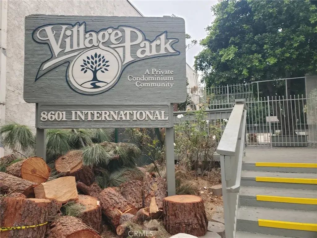 8601 International 166, Canoga Park