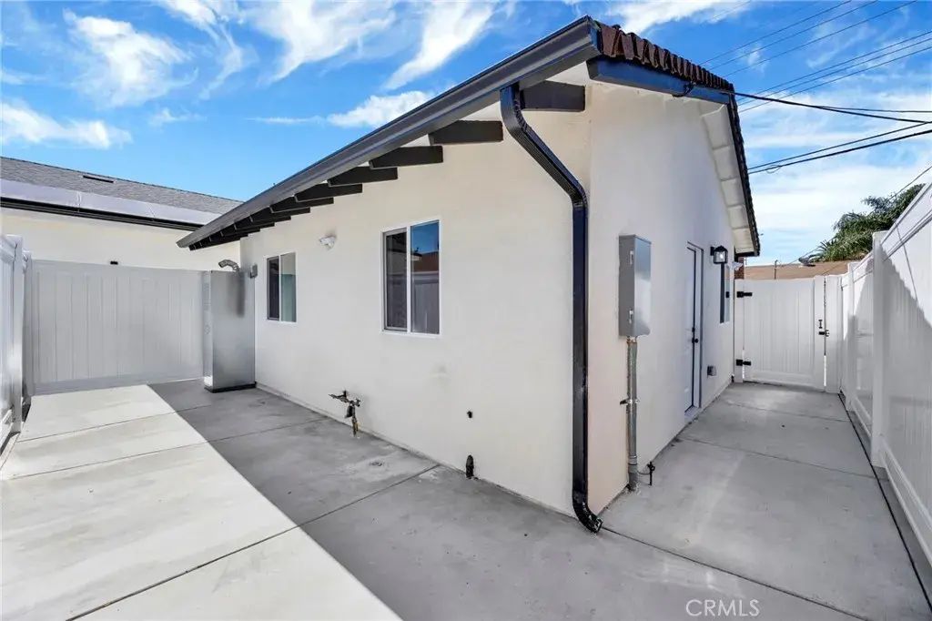 22542 Roscoe Boulevard, West Hills