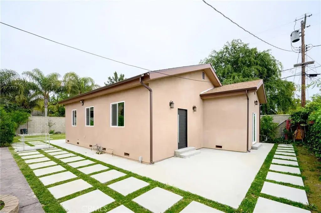 8806 Enfield Avenue, Northridge