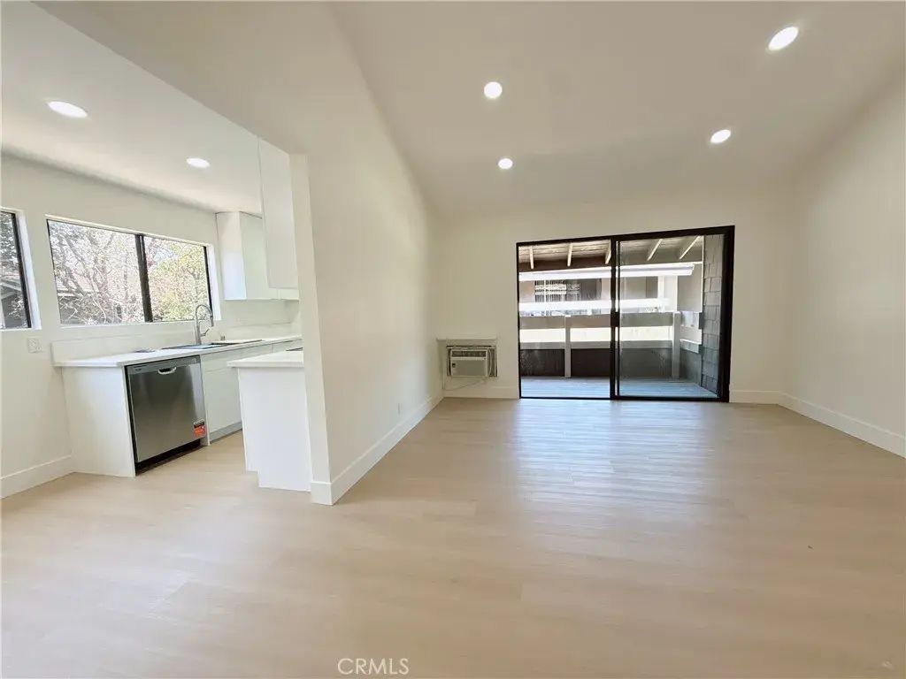 256 Streamwood, Irvine