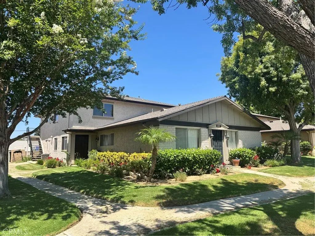 2057 Calle La Sombra 4, Simi Valley