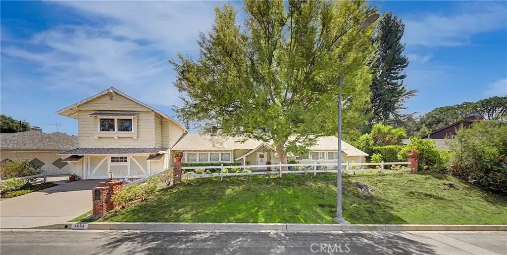 4054 Sapphire, Encino