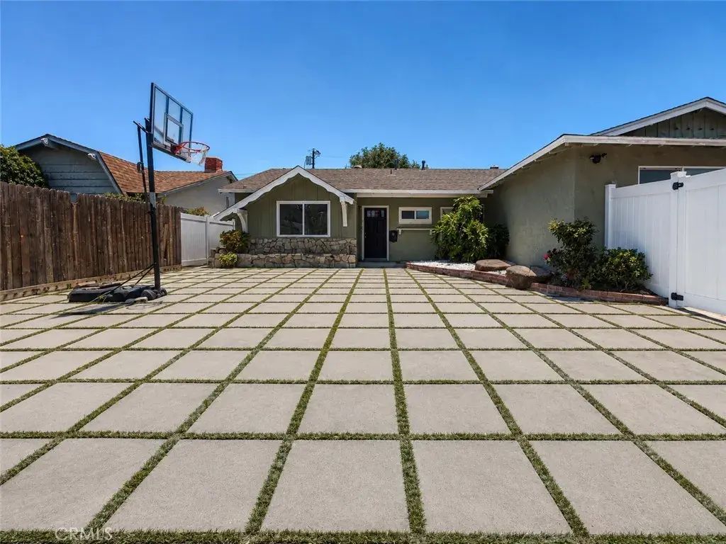 6624 Gross Avenue, Los Angeles
