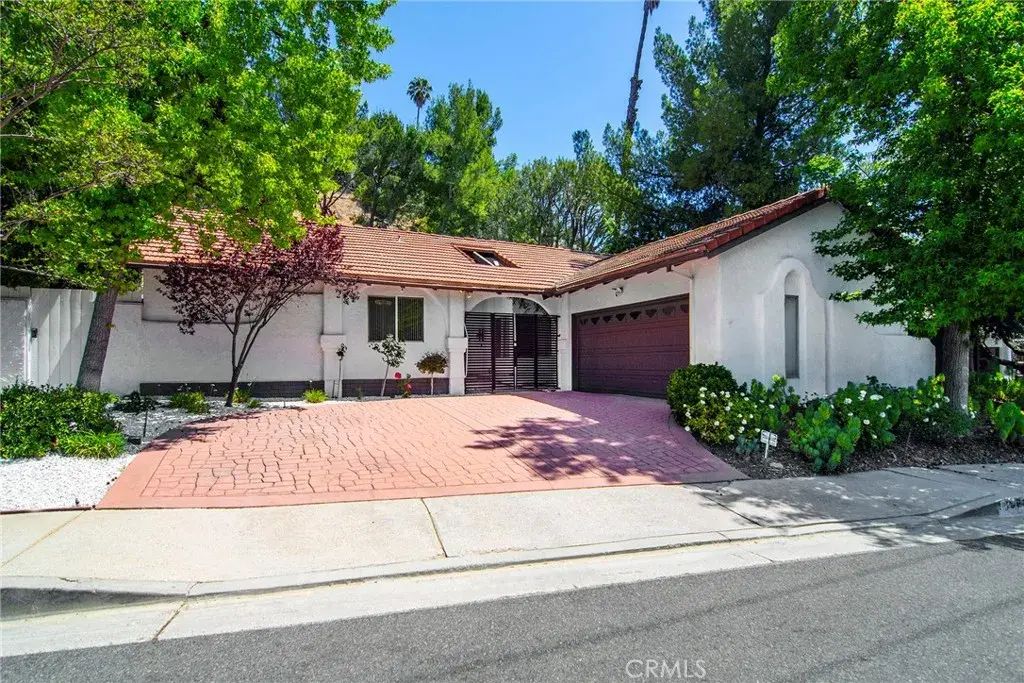 19611 Rosita Street, Tarzana