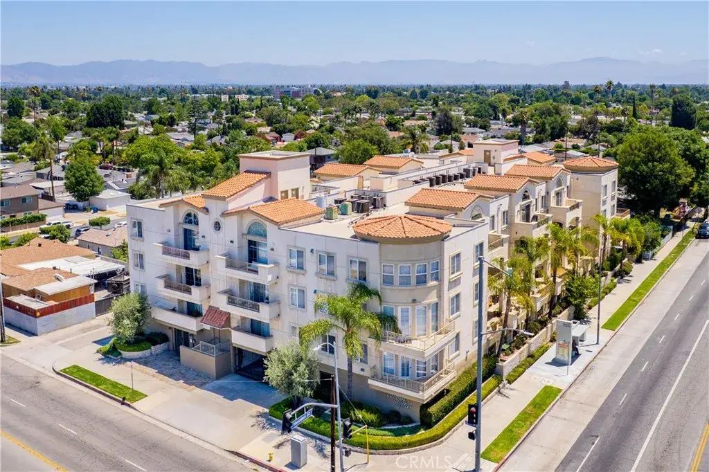 6800 Corbin Avenue 106, Reseda