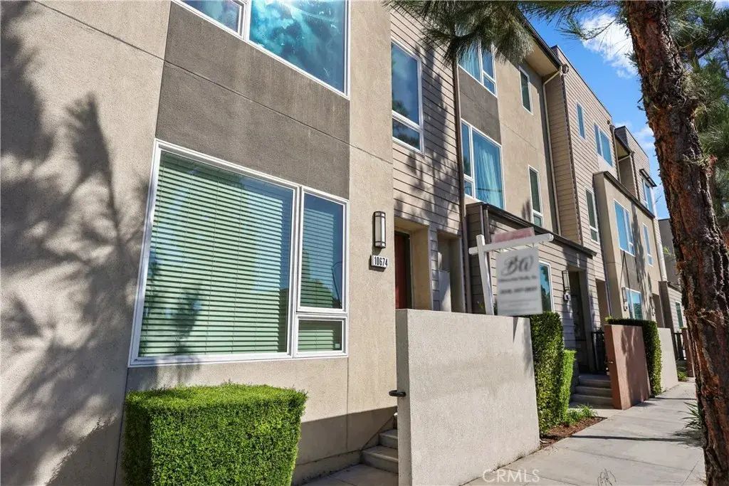 10674 Paramount, Downey