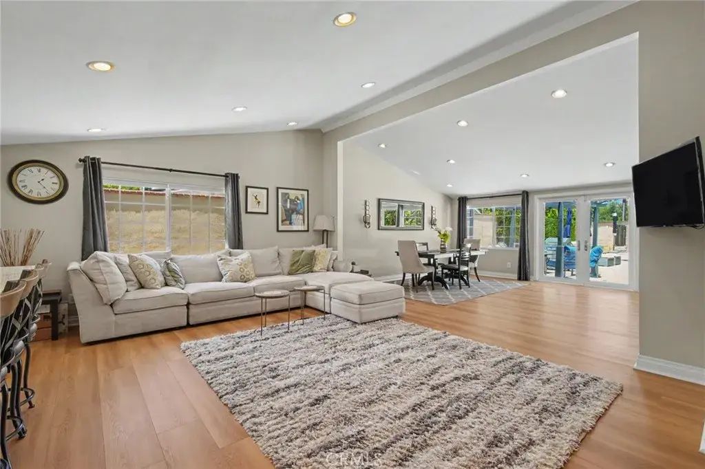 5706 Comanche, Woodland Hills