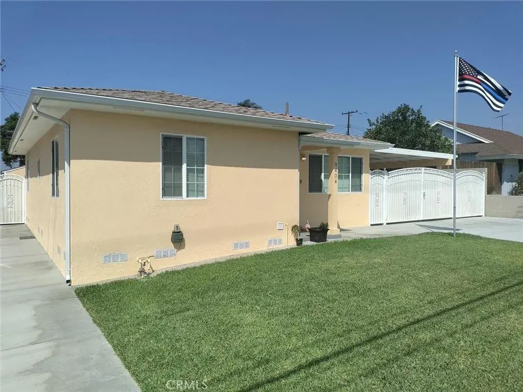 9404 Benson, Montclair
