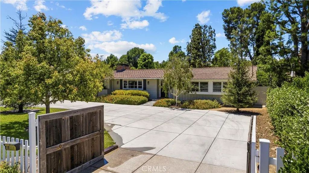 5823 Lubao, Woodland Hills