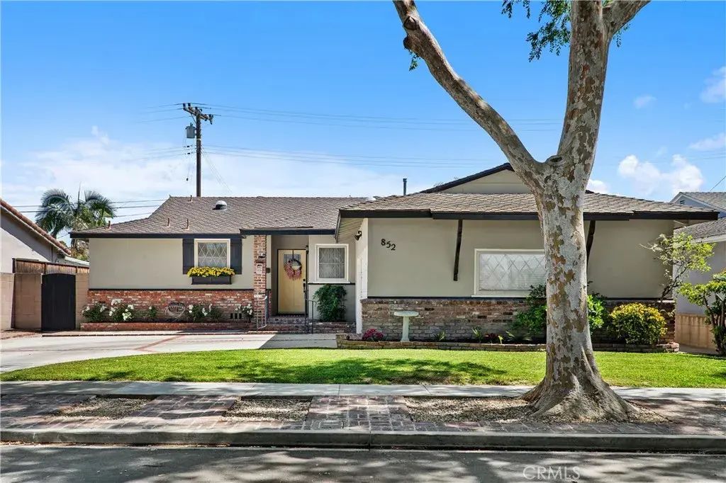 852 Kallin Avenue, Long Beach