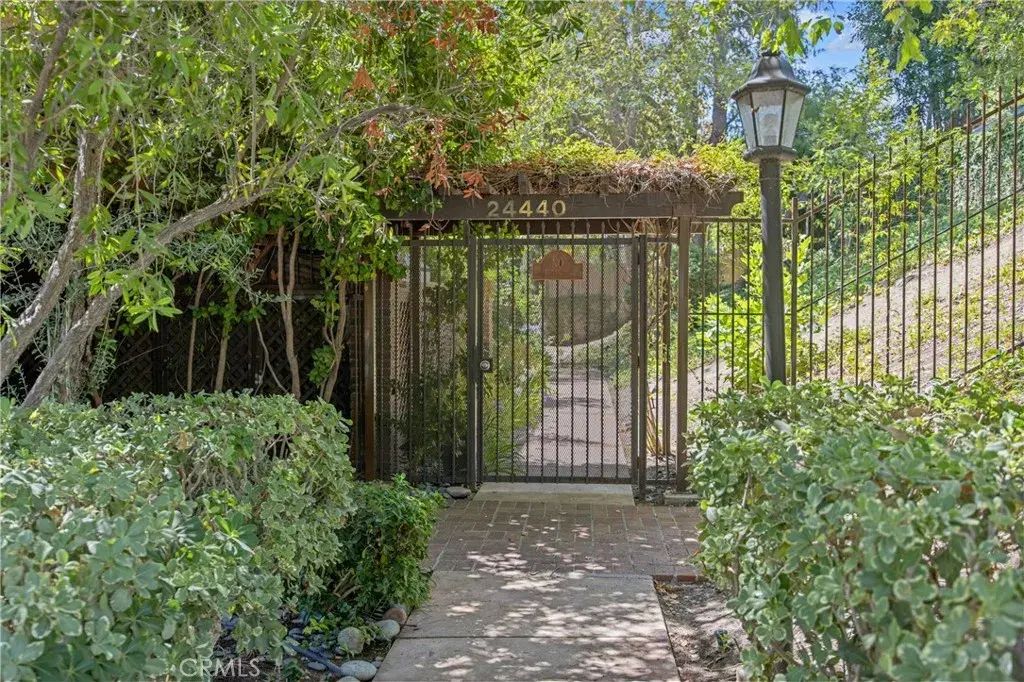 24440 Victory 15, Woodland Hills