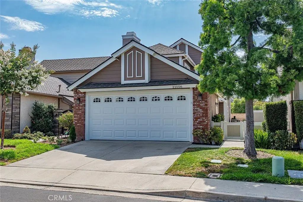21056 Champlain, Lake Forest