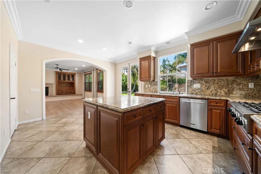 29 Antique Rose, Irvine