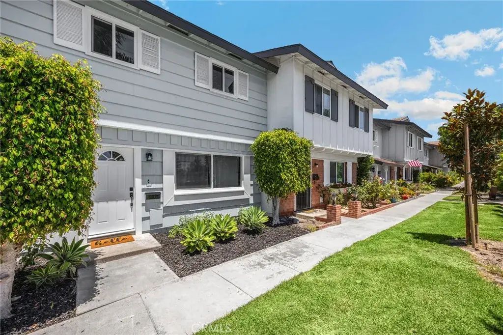 9579 Adams, Huntington Beach