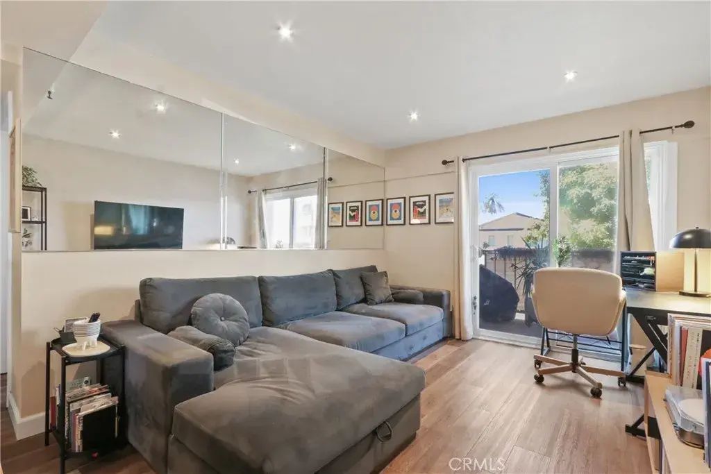460 Golden 104, Long Beach