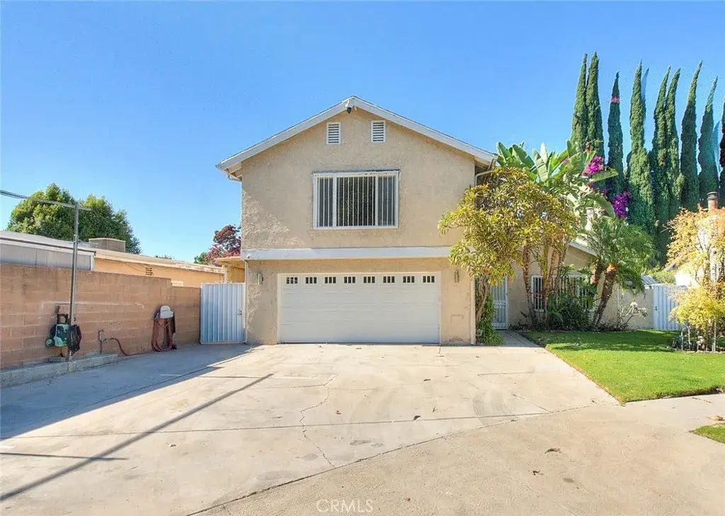 18223 Delano, Tarzana