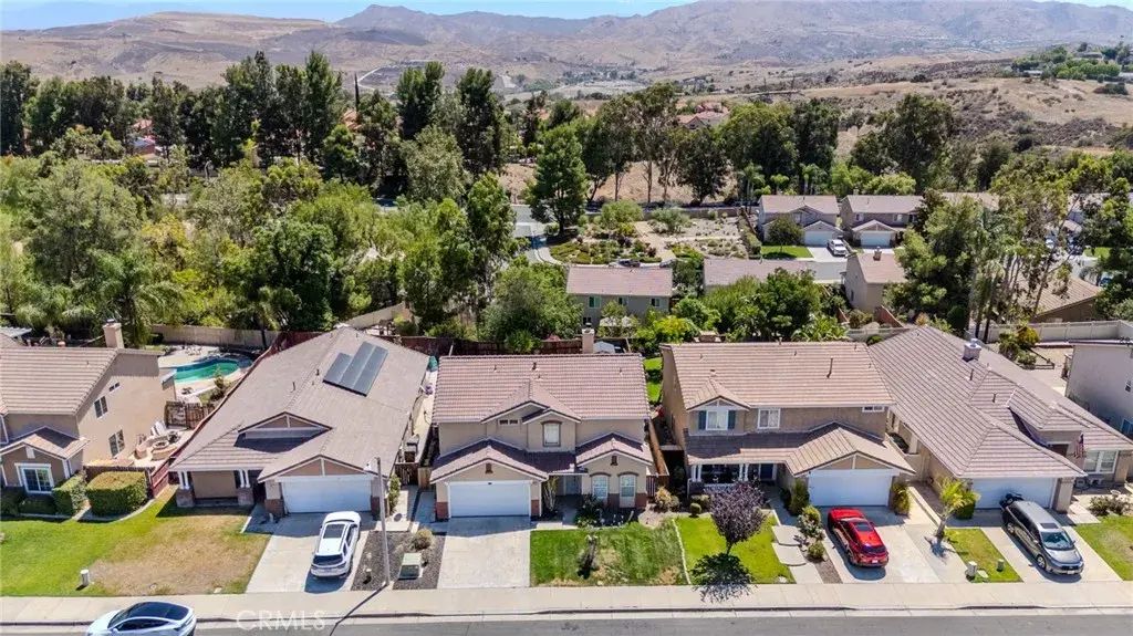 8952 Dahlia, Corona