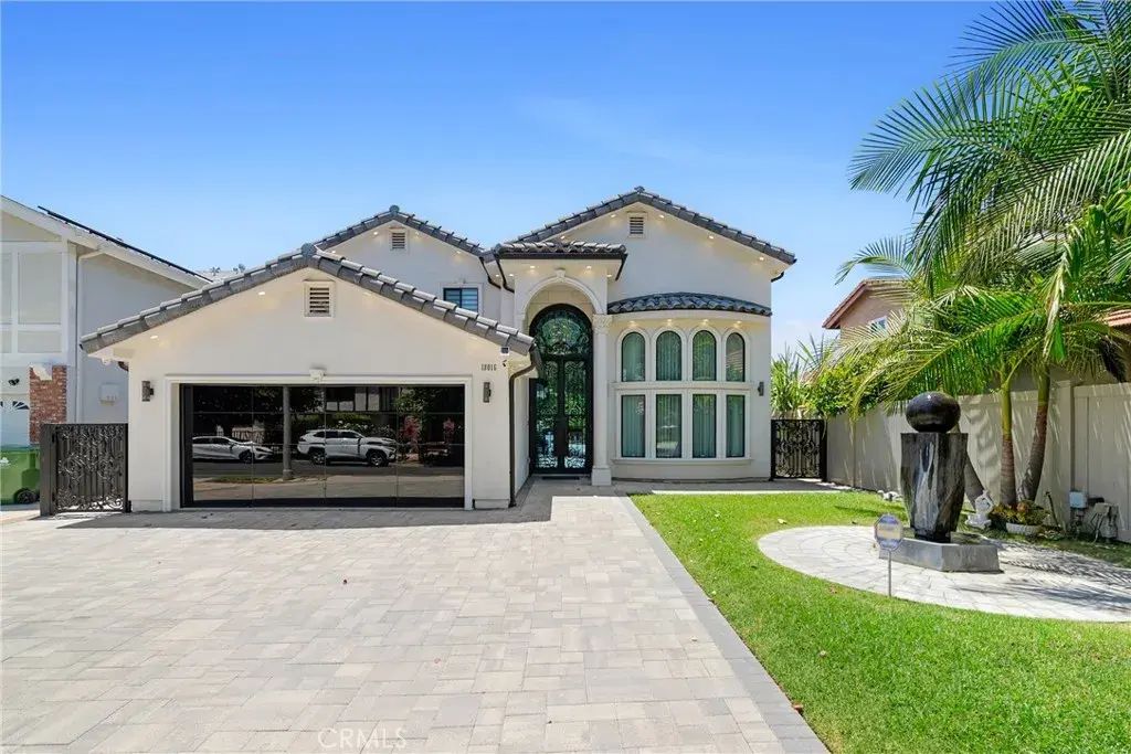 18016 Raymer Street, Northridge