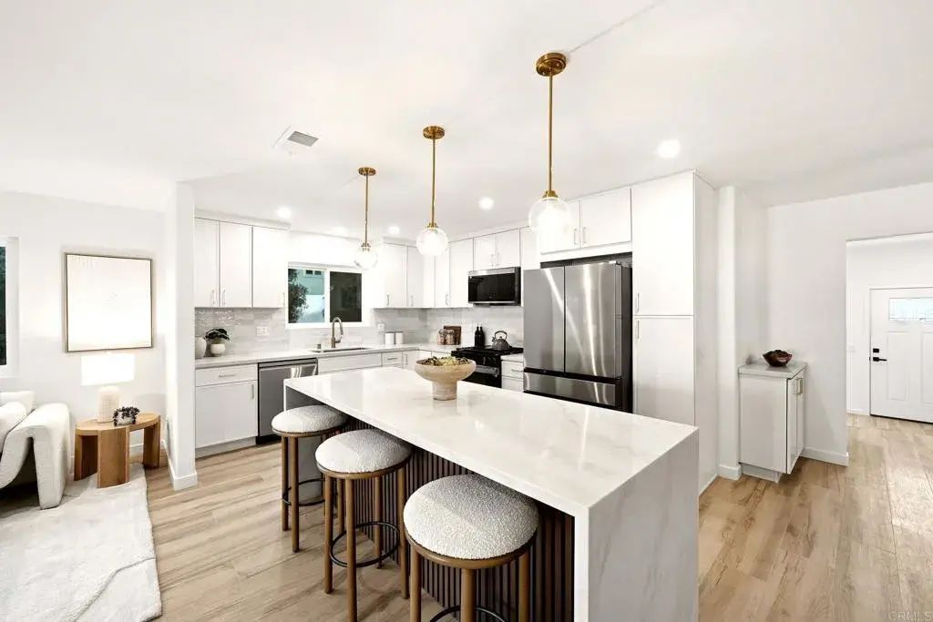737 Alta Vista Drive, Vista