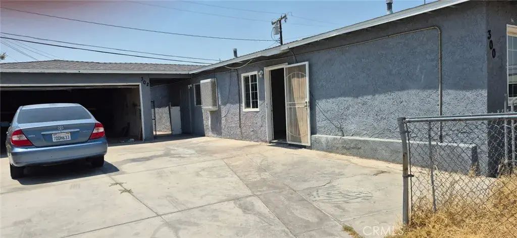 300 Mary Anne, Barstow