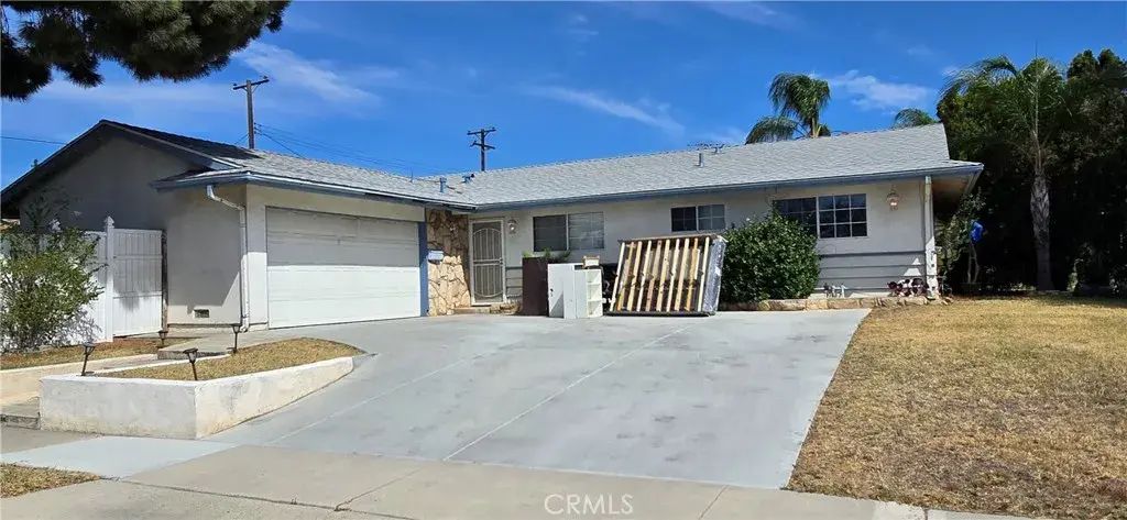 1167 Serene, Corona